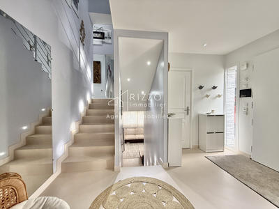 Maison - 242 m² - 8 pièces