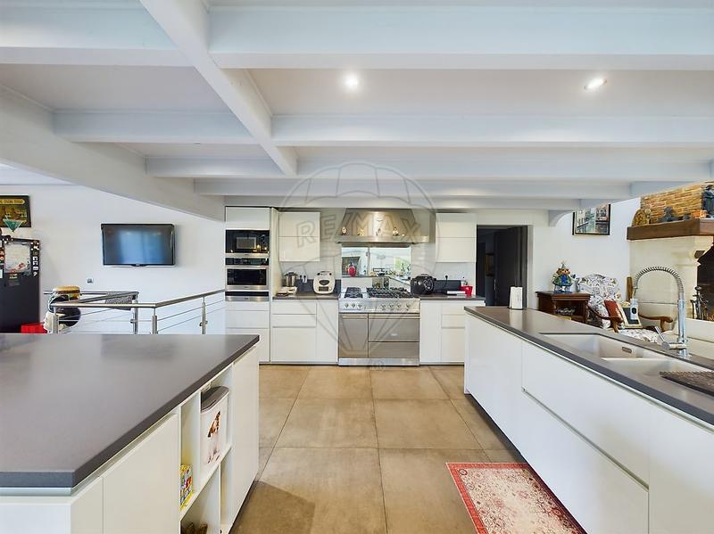 Propriété - 700 m² - 11 pièces