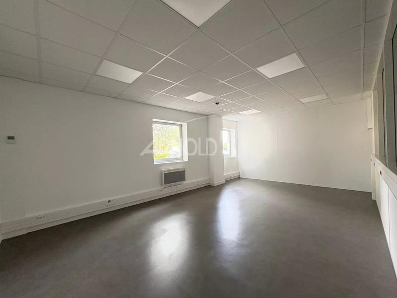Entrepôt - 730 m² - 11 pièces
