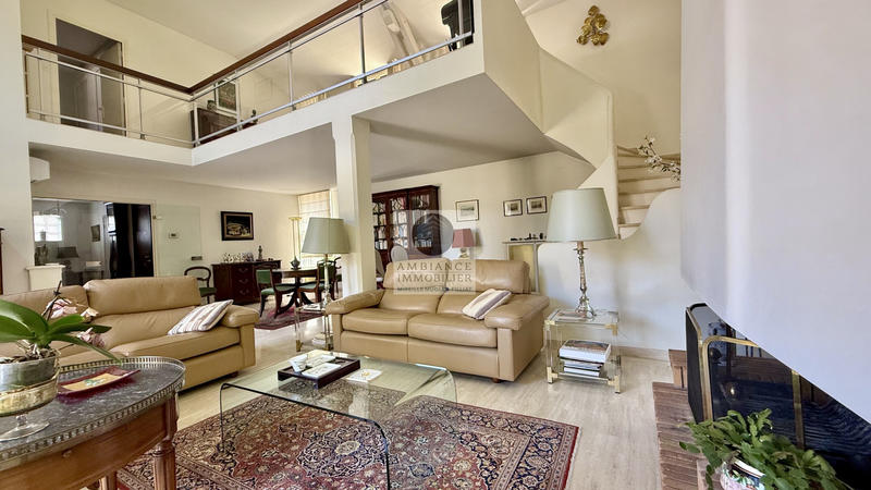 Maison - 220 m² - 8 pièces