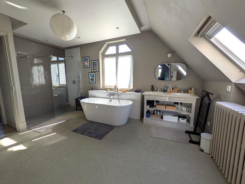 Maison - 205 m² - 9 pièces