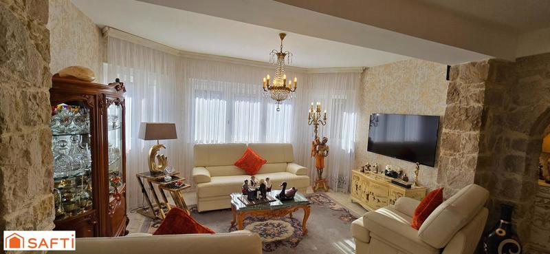 Maison - 245 m² - 8 pièces