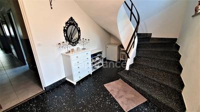 Maison - 187 m² - 9 pièces