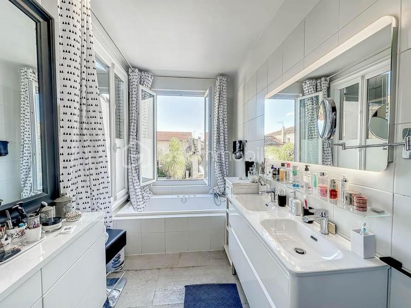 Propriété - 320 m² - 12 pièces