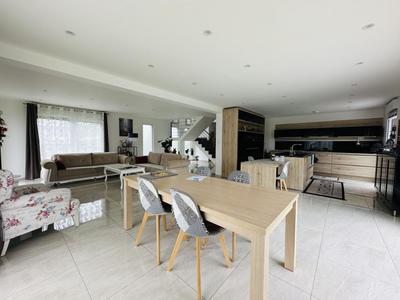 Maison traditionnelle - 180 m² - 4 pièces