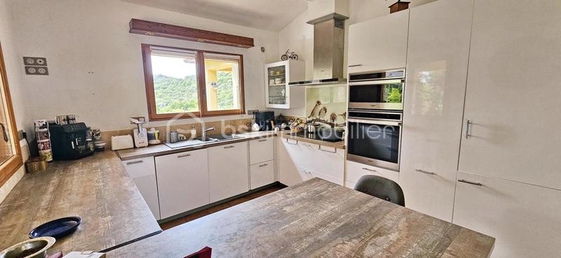 Maison - 246 m² - 9 pièces