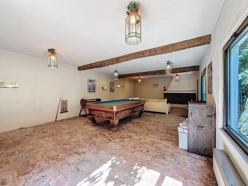 Propriété - 650 m² - 14 pièces