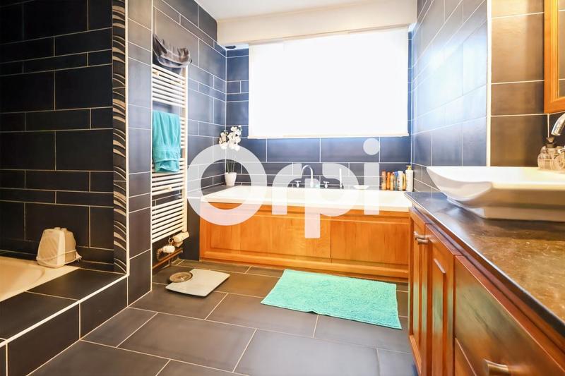 Maison - 243 m² - 8 pièces