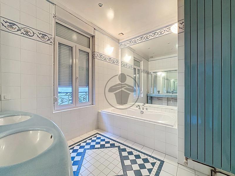 Immeuble - 131 m² - 9 pièces