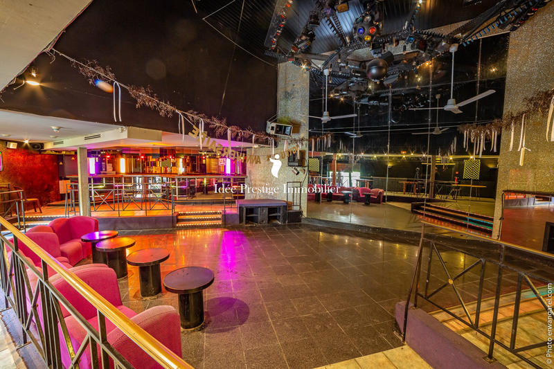 Maison - 2 426 m² - 80 pièces