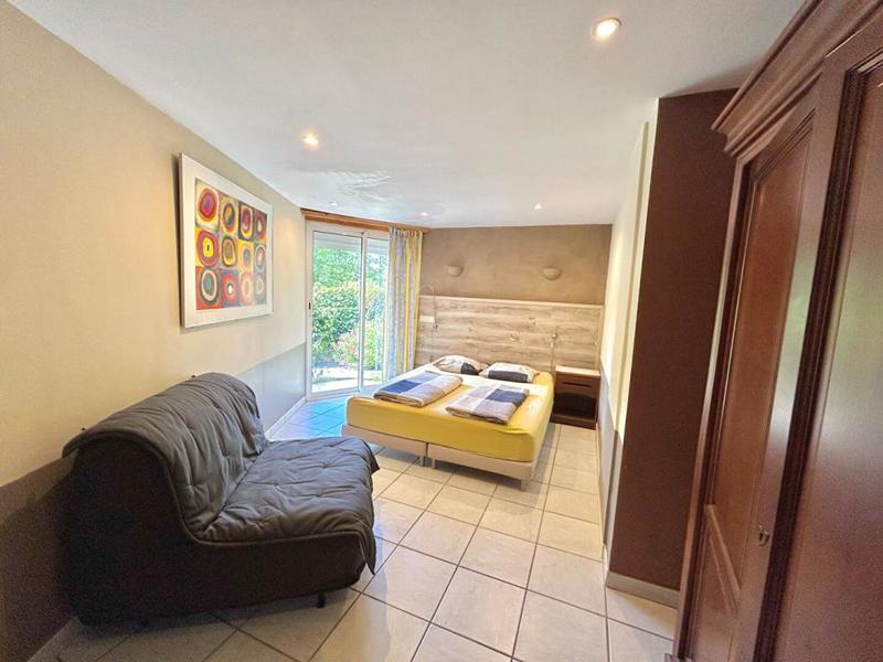 Maison - 240 m² - 11 pièces