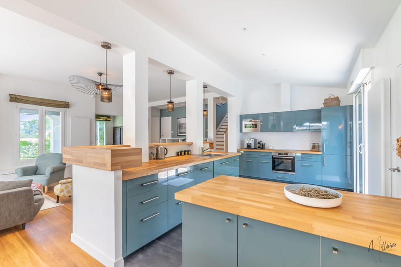 Maison - 275 m² - 10 pièces