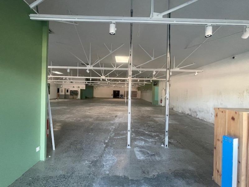 Local commercial - 1 558 m² - 3 pièces