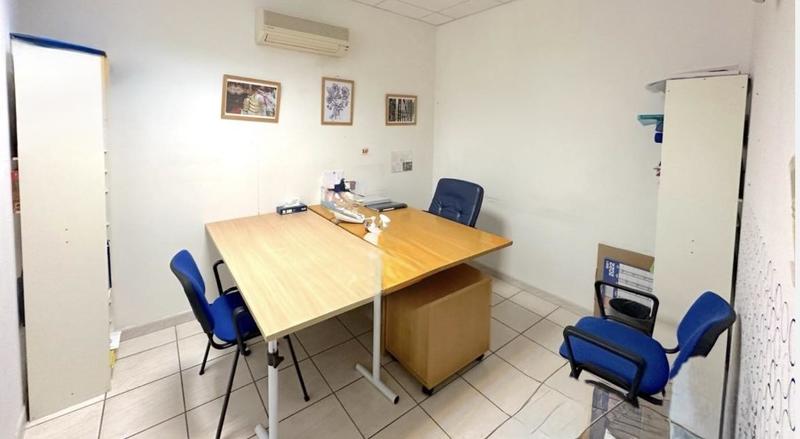 Local commercial - 150 m² - 8 pièces