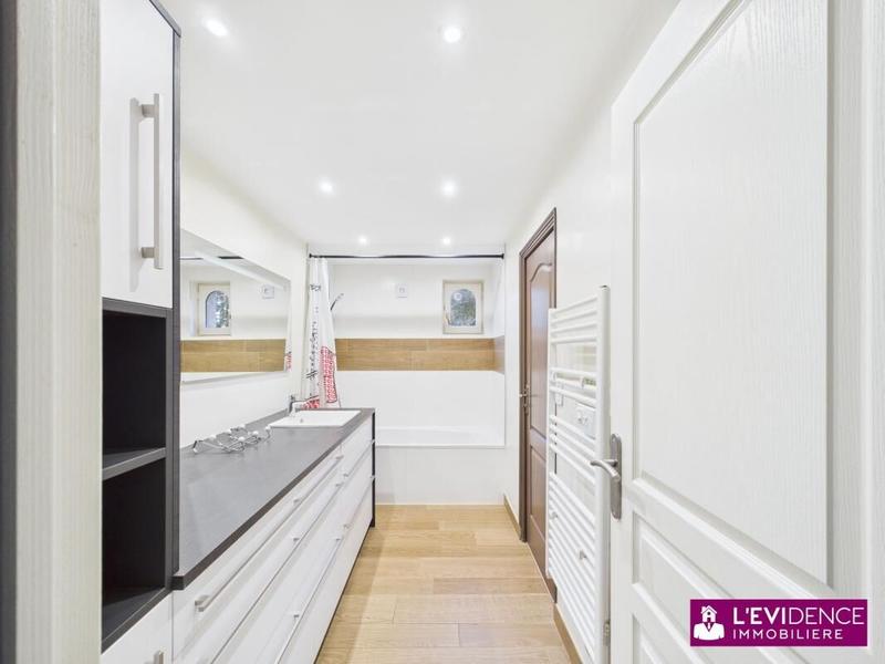 Propriété - 227 m² - 6 pièces