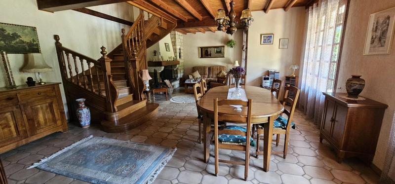 Maison - 212 m² - 9 pièces