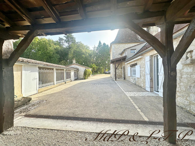 Maison - 345 m² - 8 pièces