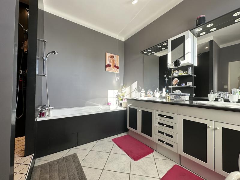 Maison - 260 m² - 11 pièces