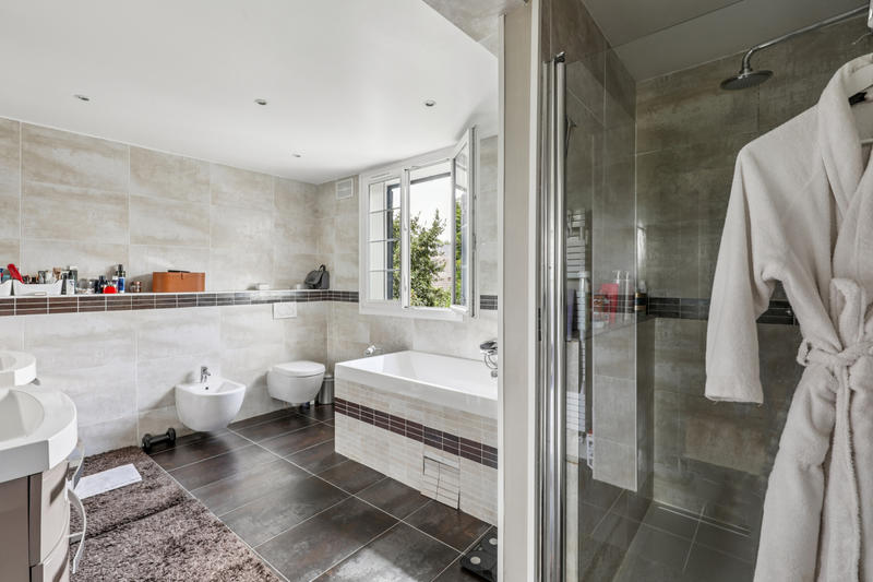 Maison - 300 m² - 9 pièces