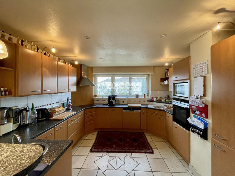 Maison traditionnelle - 180 m² - 7 pièces