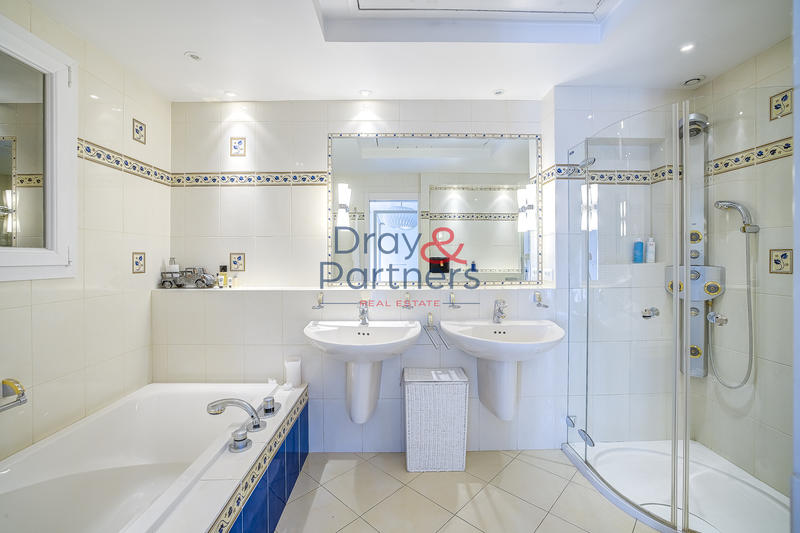 Villa - 220 m² - 6 pièces