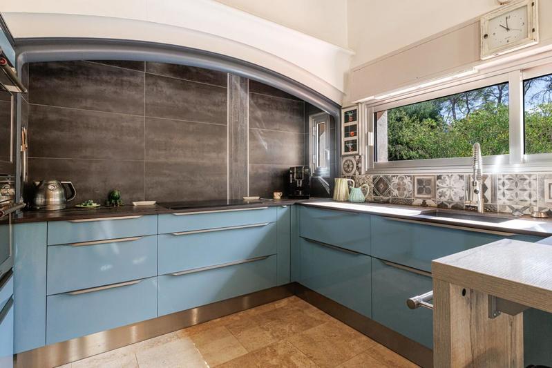 Propriété - 417 m² - 6 pièces