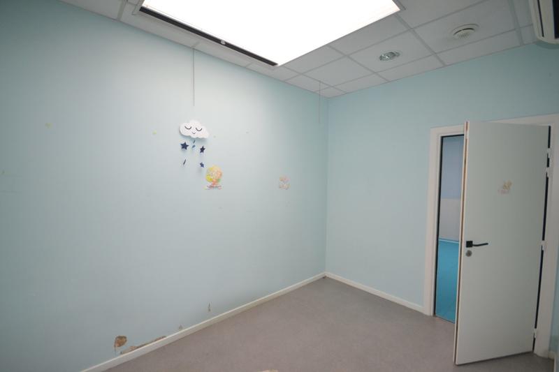 Local d'activités - 100 m² - 6 pièces