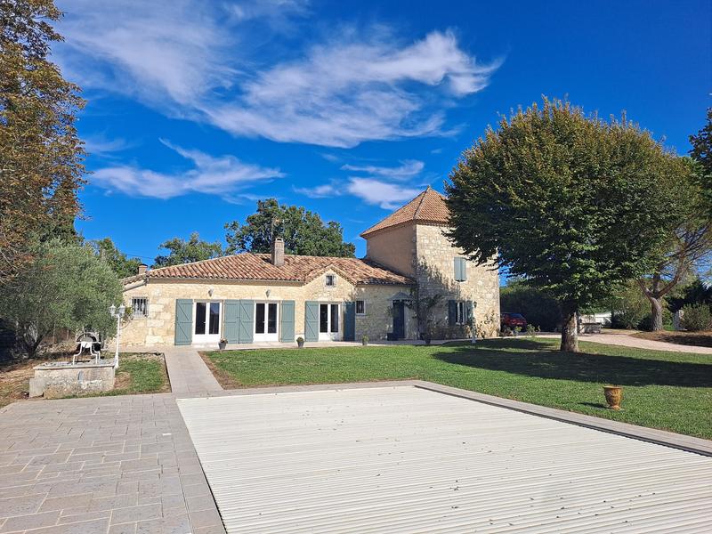 Maison - 250 m² - 6 pièces