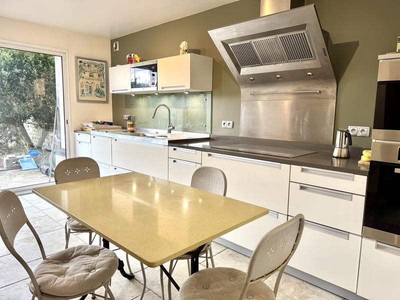 Maison - 230 m² - 8 pièces