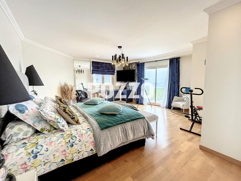 Maison - 340 m² - 9 pièces