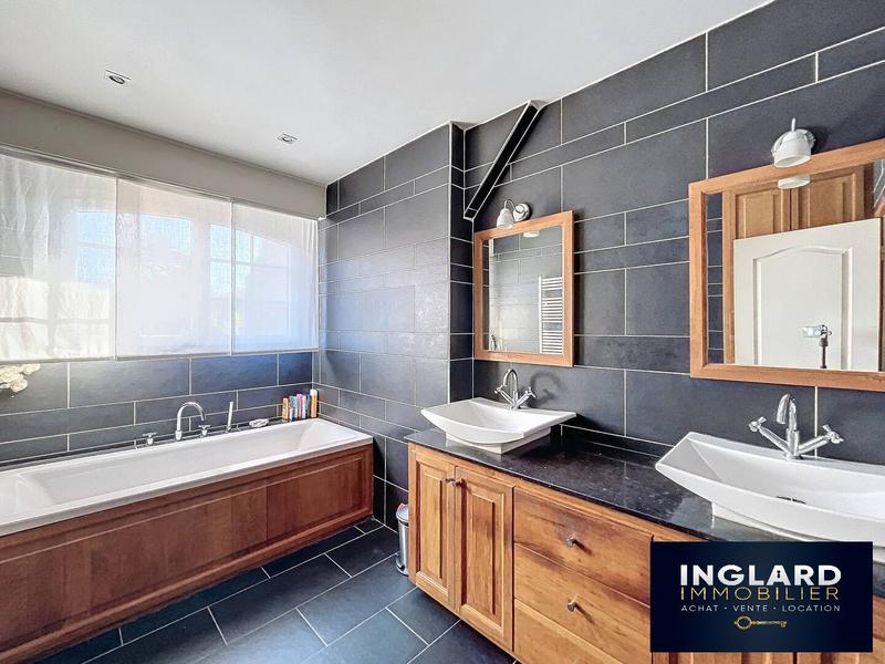 Maison - 243 m² - 10 pièces