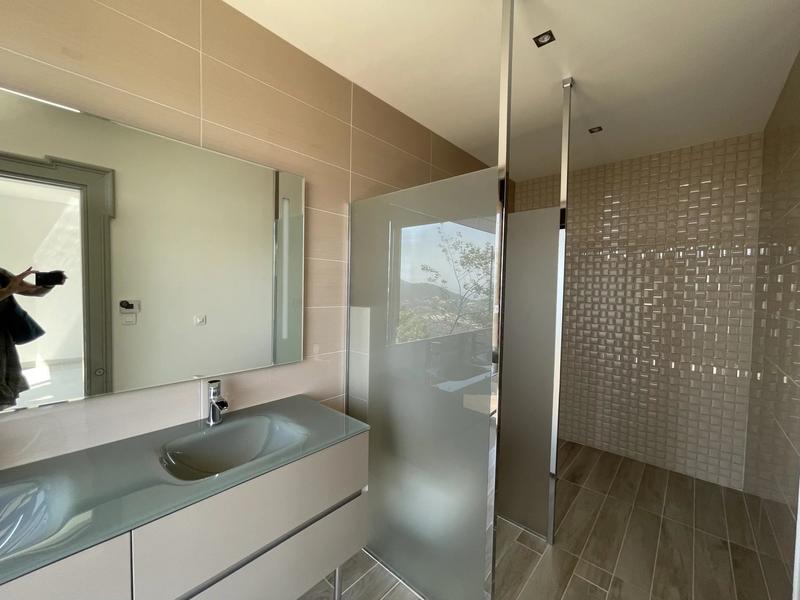 Villa - 1 475 m² - 9 pièces