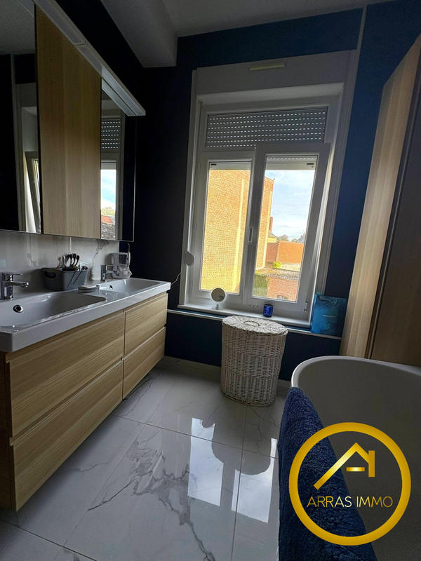 Maison - 260 m² - 8 pièces