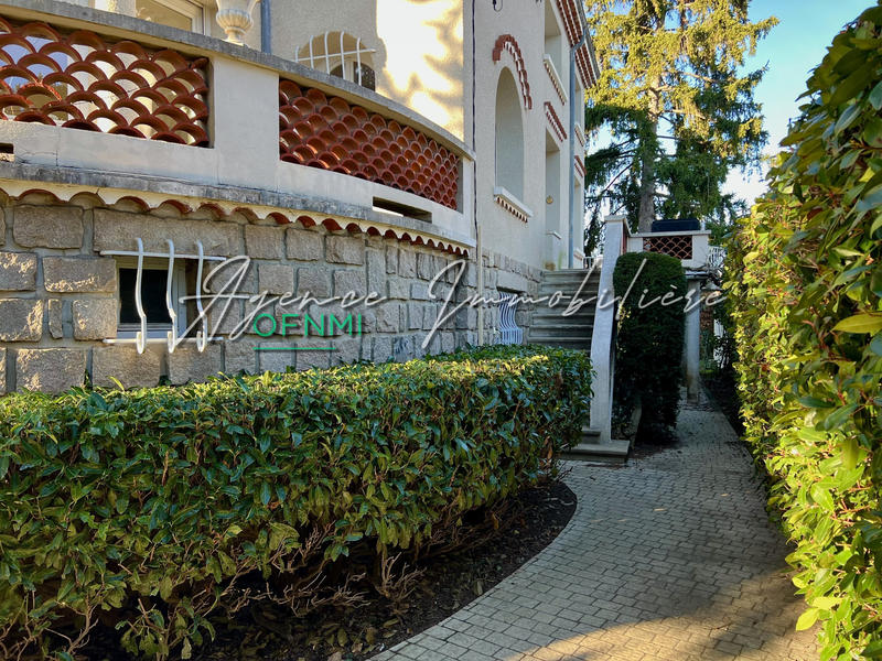 Maison - 275 m² - 8 pièces