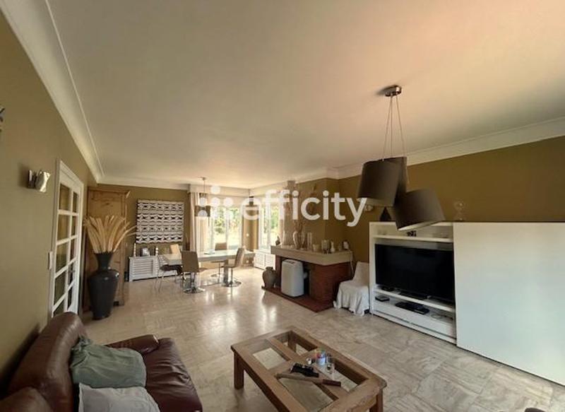 Maison traditionnelle - 270 m² - 9 pièces