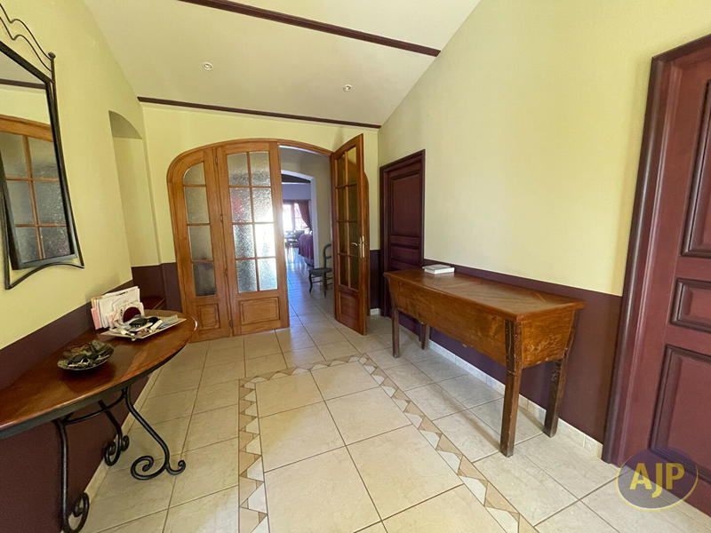 Maison - 202 m² - 7 pièces