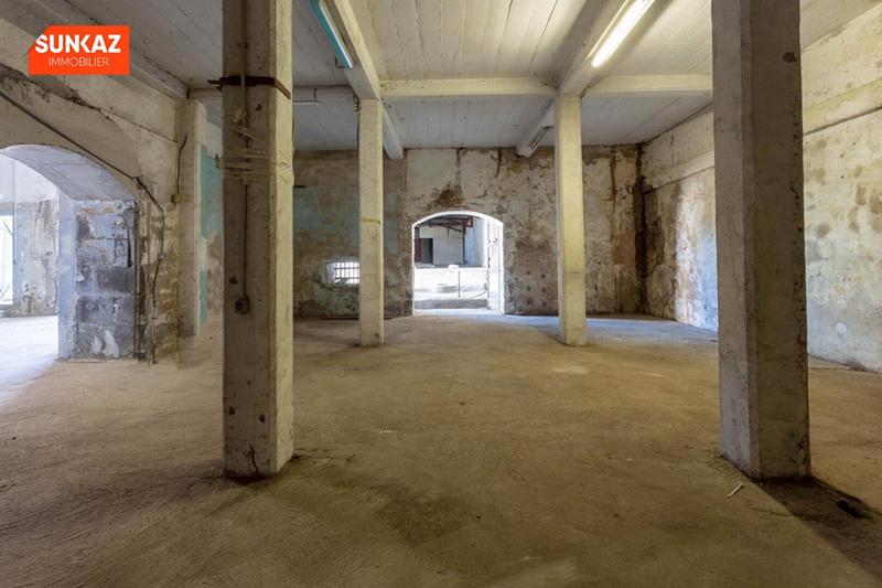 Local commercial - 617 m²