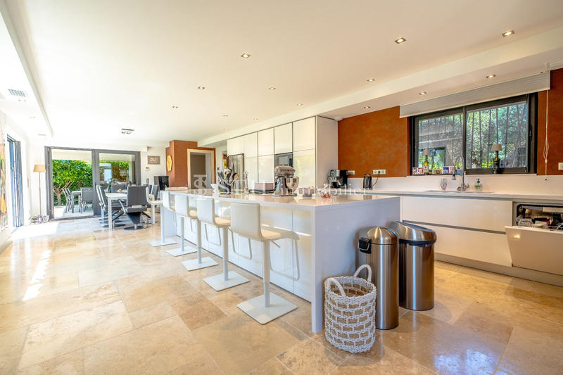 Villa - 293 m² - 9 pièces