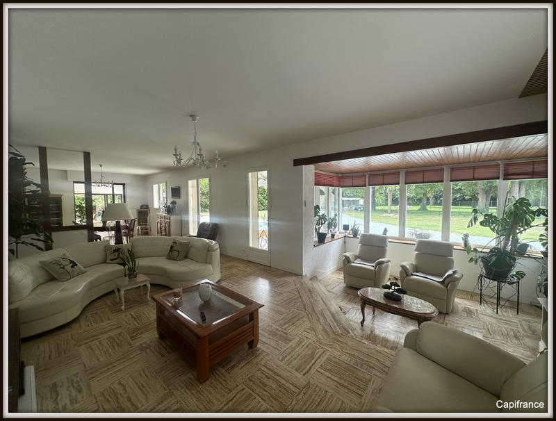 Maison - 270 m² - 8 pièces