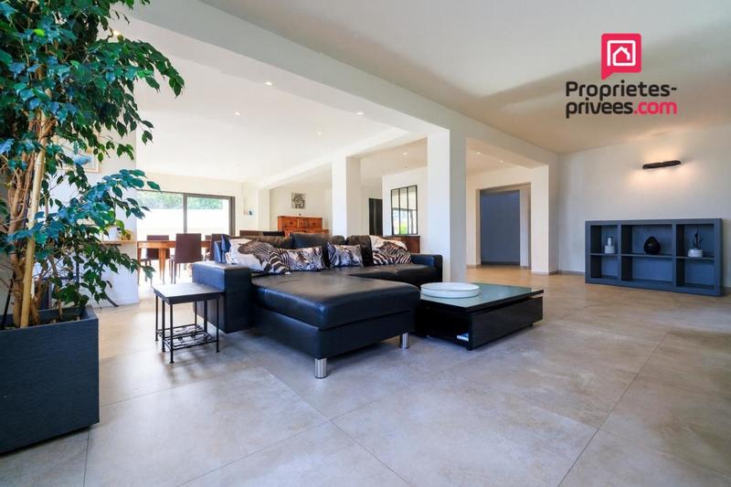 Villa - 255 m² - 9 pièces