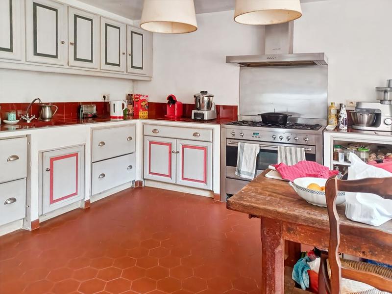 Maison - 300 m² - 12 pièces