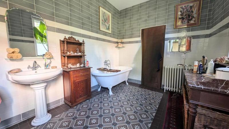 Maison - 340 m² - 8 pièces