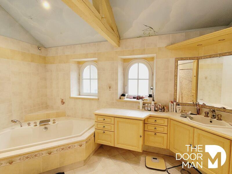 Propriété - 367 m² - 9 pièces