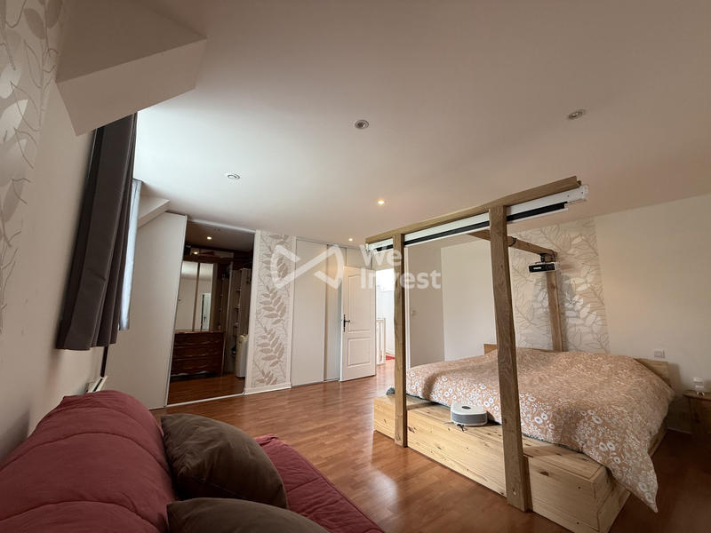 Maison - 270 m² - 9 pièces