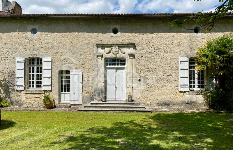 Propriété - 654 m² - 14 pièces