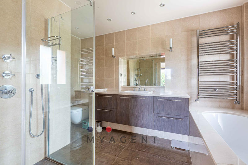 Maison - 300 m² - 15 pièces