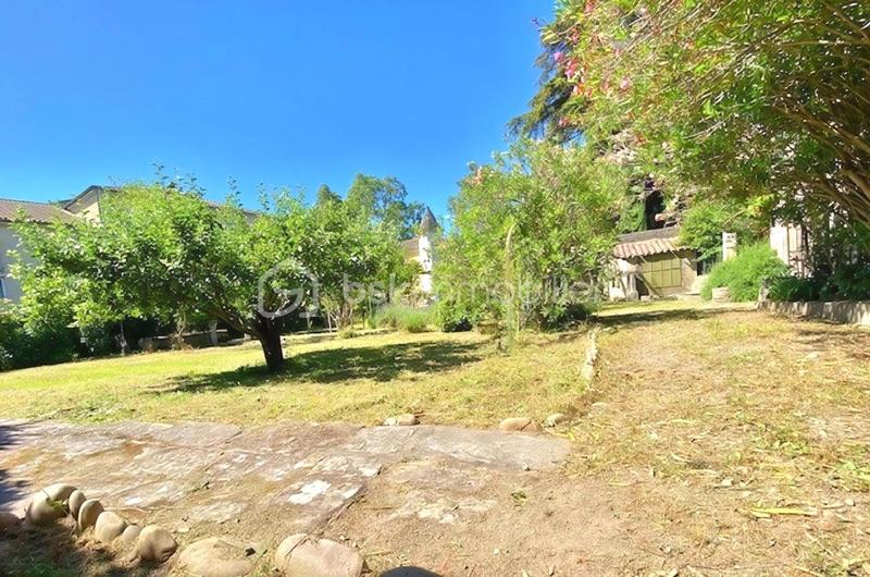 Appartement - 750 m² - 17 pièces