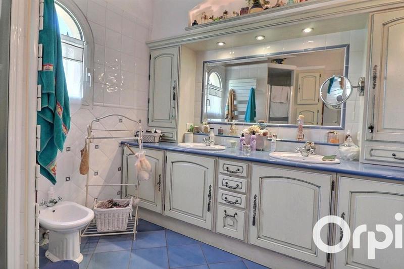 Maison - 238 m² - 7 pièces