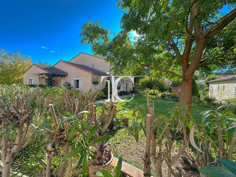 Maison - 245 m² - 8 pièces