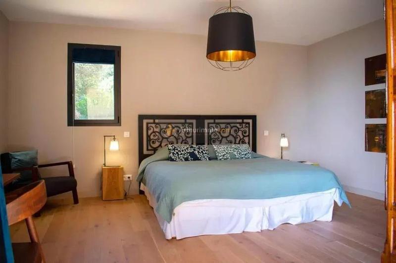 Maison - 202 m² - 7 pièces